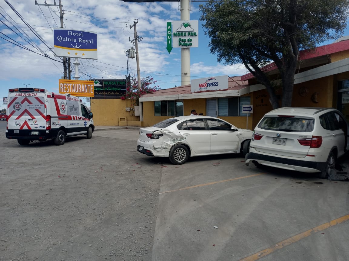 Conductora ingresa al hotel con todo y camioneta en Ramos Arizpe