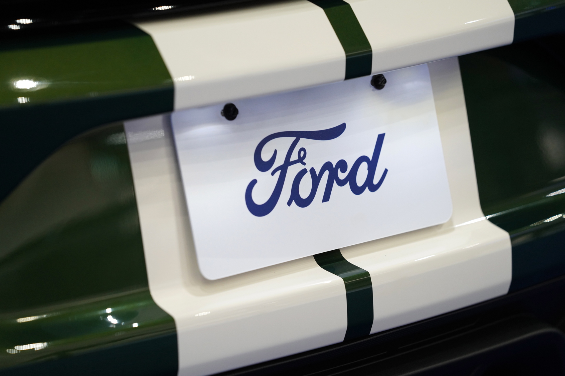 Ford llama a revisión a más de 518 mil unidades por riesgo de incendio en motor
