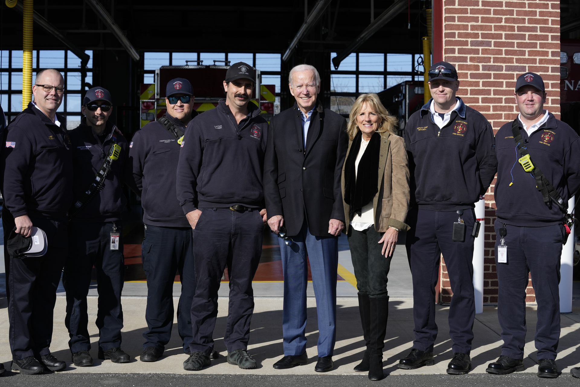 Joe Biden visita a bomberos en Día de Acción de Gracias en Massachusetts