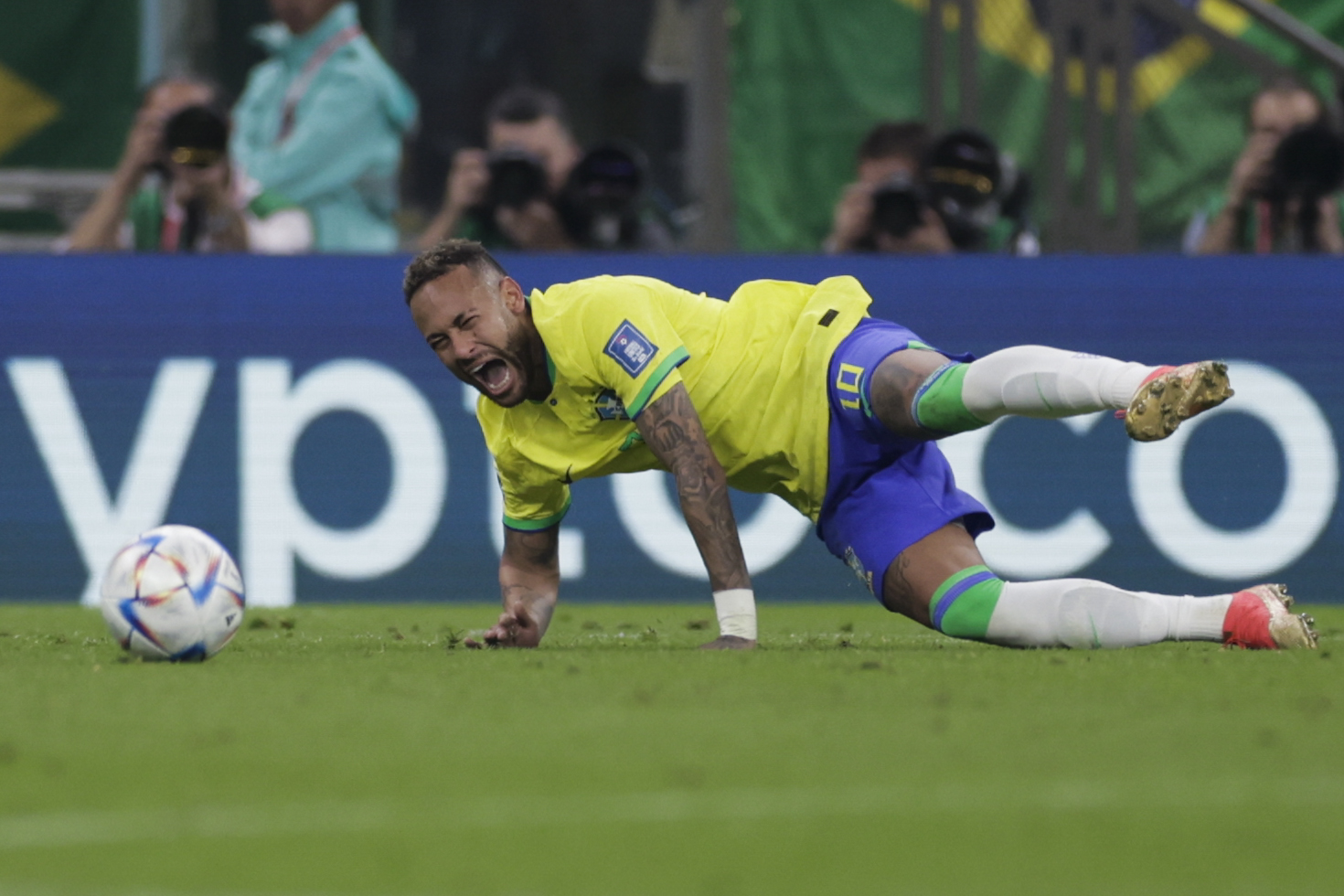 Neymar se retira tocado tras su debut en el Mundial