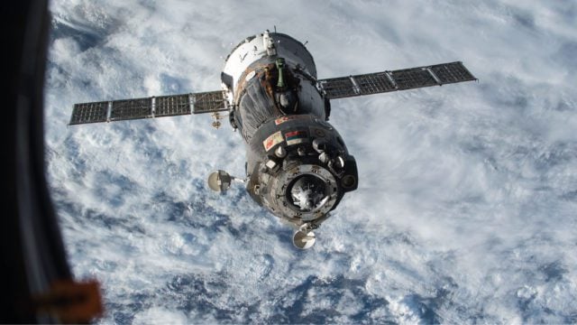 Suspenden caminata espacial tras problema con escafandra de cosmonauta ruso