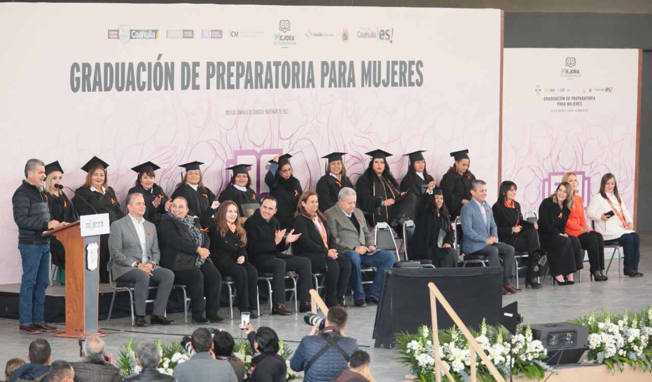 Miguel Riquelme apadrina a más de mil alumnas egresadas de preparatoria en Saltillo