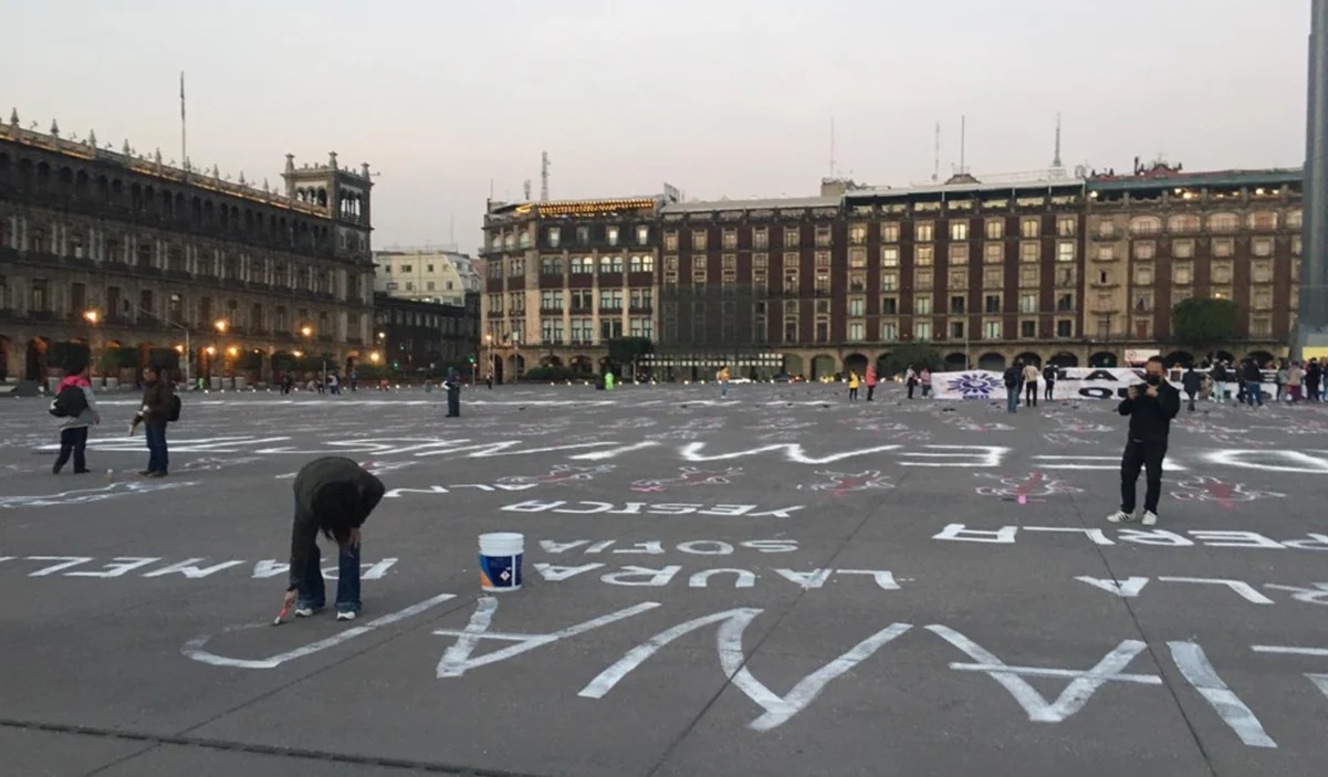 Activistas piden fin a la violencia contra las mujeres y niñas frente al Palacio Nacional