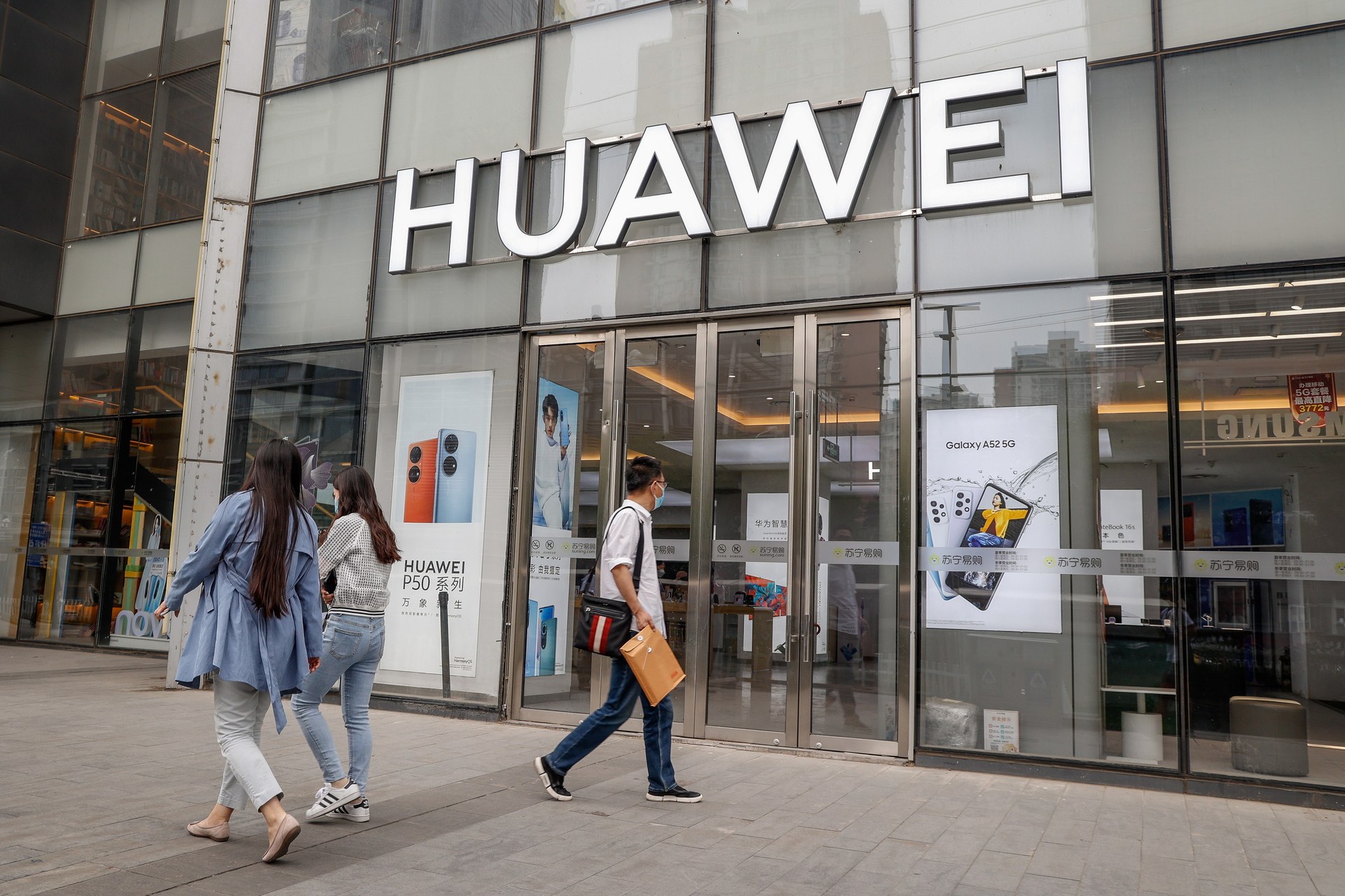 Prohíbe Estados Unidos venta de equipos de fabricantes chinos Huawei y ZTE