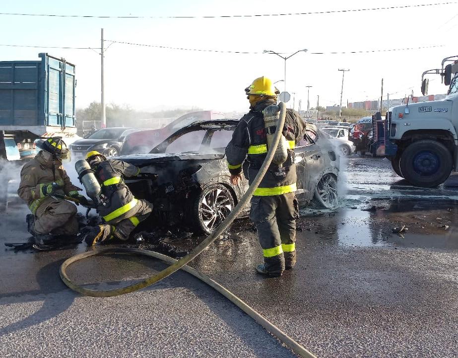 Automóvil arde en llamas tras accidente vial sobre la carretera Torreón-Matamoros