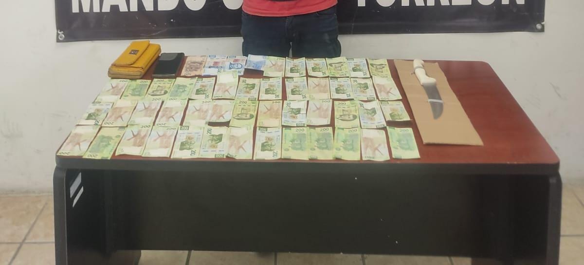 Hombre intenta robar cartera con más de 10 mil pesos en Torreón, policías lo atrapan
