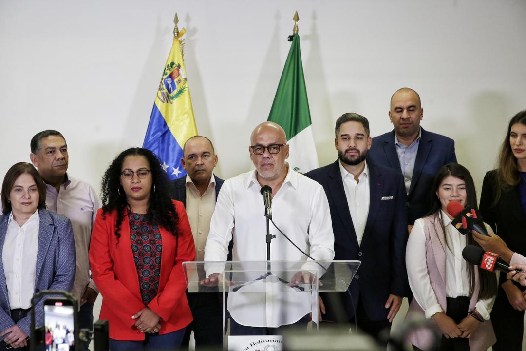 Llega delegación de Venezuela a México para retomar diálogo con oposición