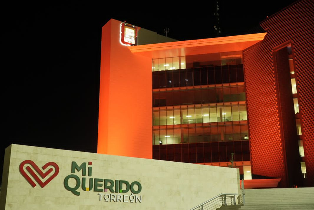 Se iluminan de color naranja la Presidencia Municipal de Torreón
