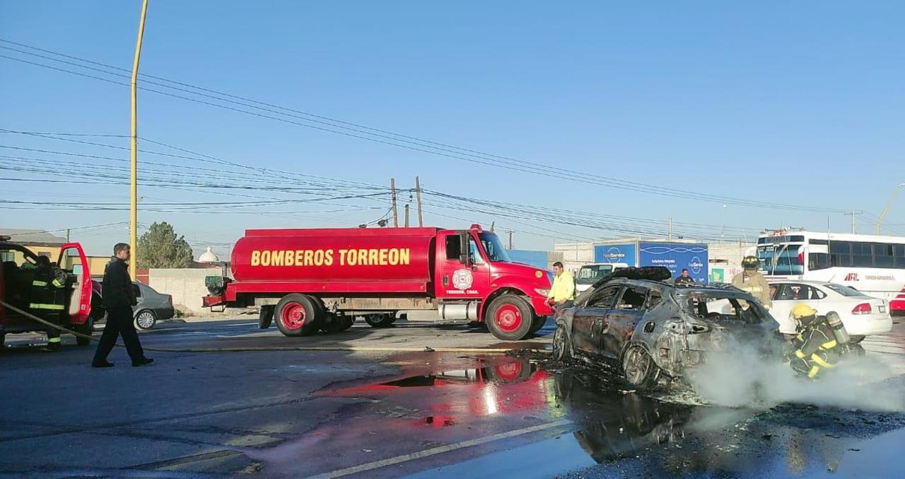Automóvil se incendia tras choque sobre la carretera Torreón-Matamoros