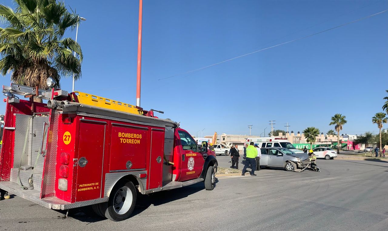 Por ignorar alto, taxista ocasiona accidente vial en Torreón