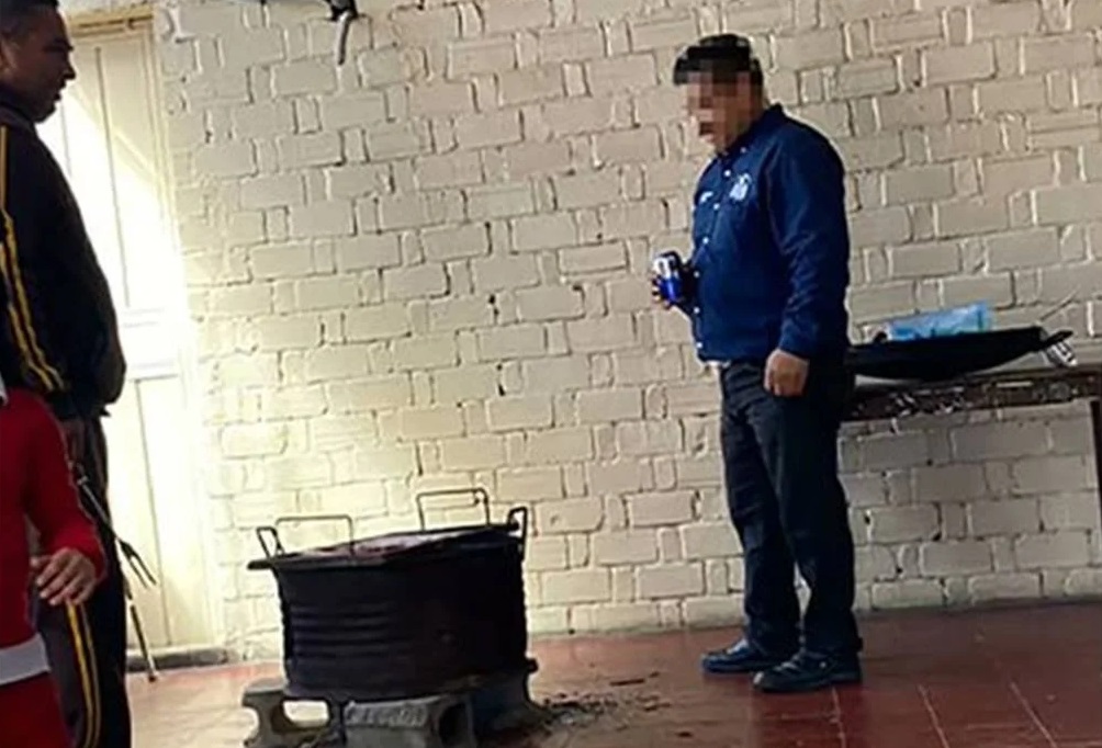 Suspenden a director de primaria de Ramos Arizpe que hizo una carnita asada en salón de clases