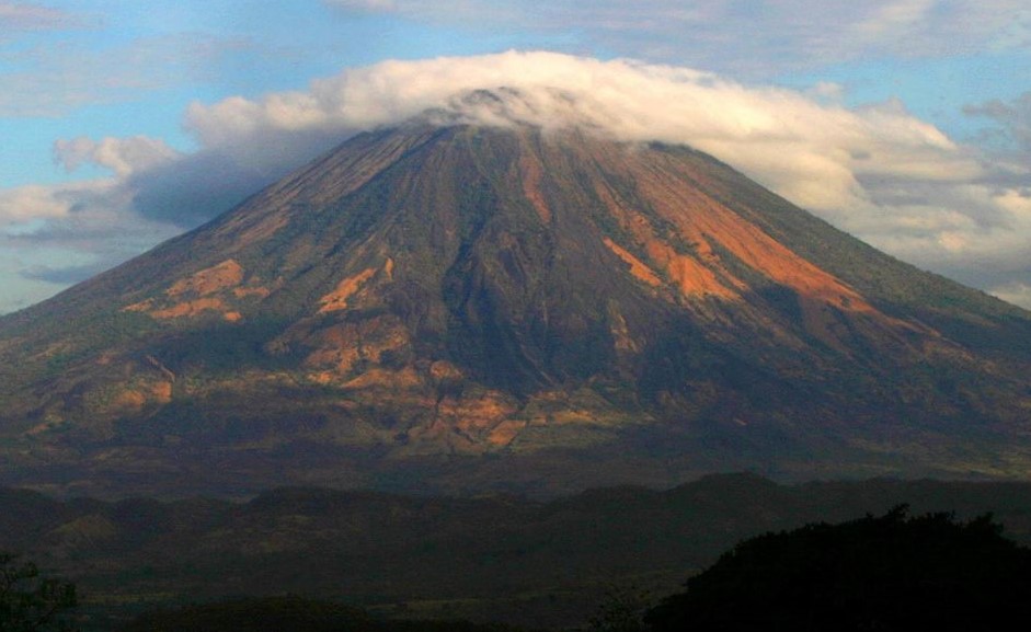 Volcán de El Salvador mantiene emisiones de gases y ceniza, sin que se reporten víctimas