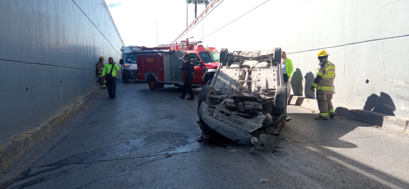 Auto vuelca en desnivel de Torreón; mujer y joven de 14 años resultan lesionados