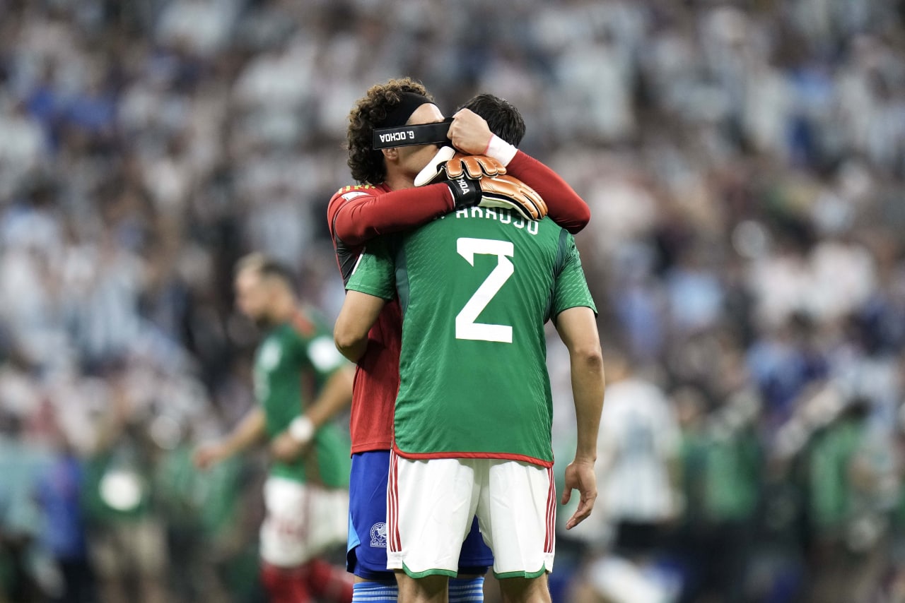 Alentando con todo; Memo Ochoa dedica palabras y abrazo a Néstor Araujo en su debut mundialista