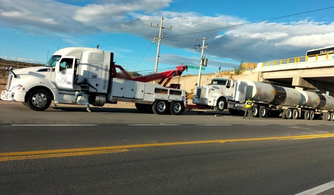 Aseguran en la carretera Saltillo - Torreón un tractocamión cargado con 64 mil litros de combustible