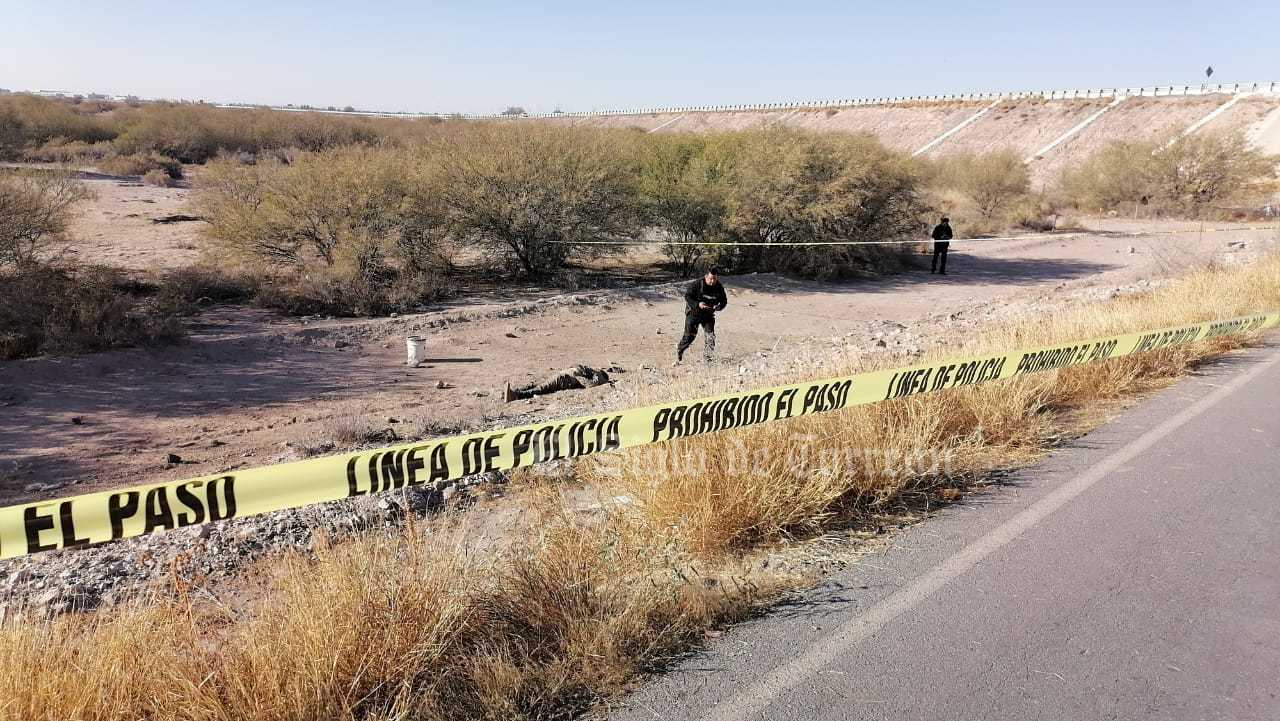 Hombre pierde la vida tras salir proyectado de camioneta en carretera Torreón- San Pedro