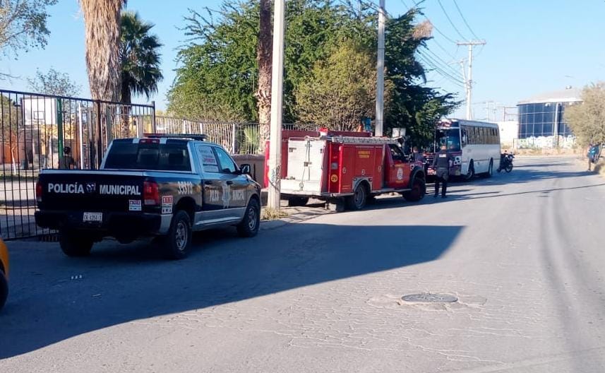 Camión impacta puesto de pollo asado y gorditas en Torreón