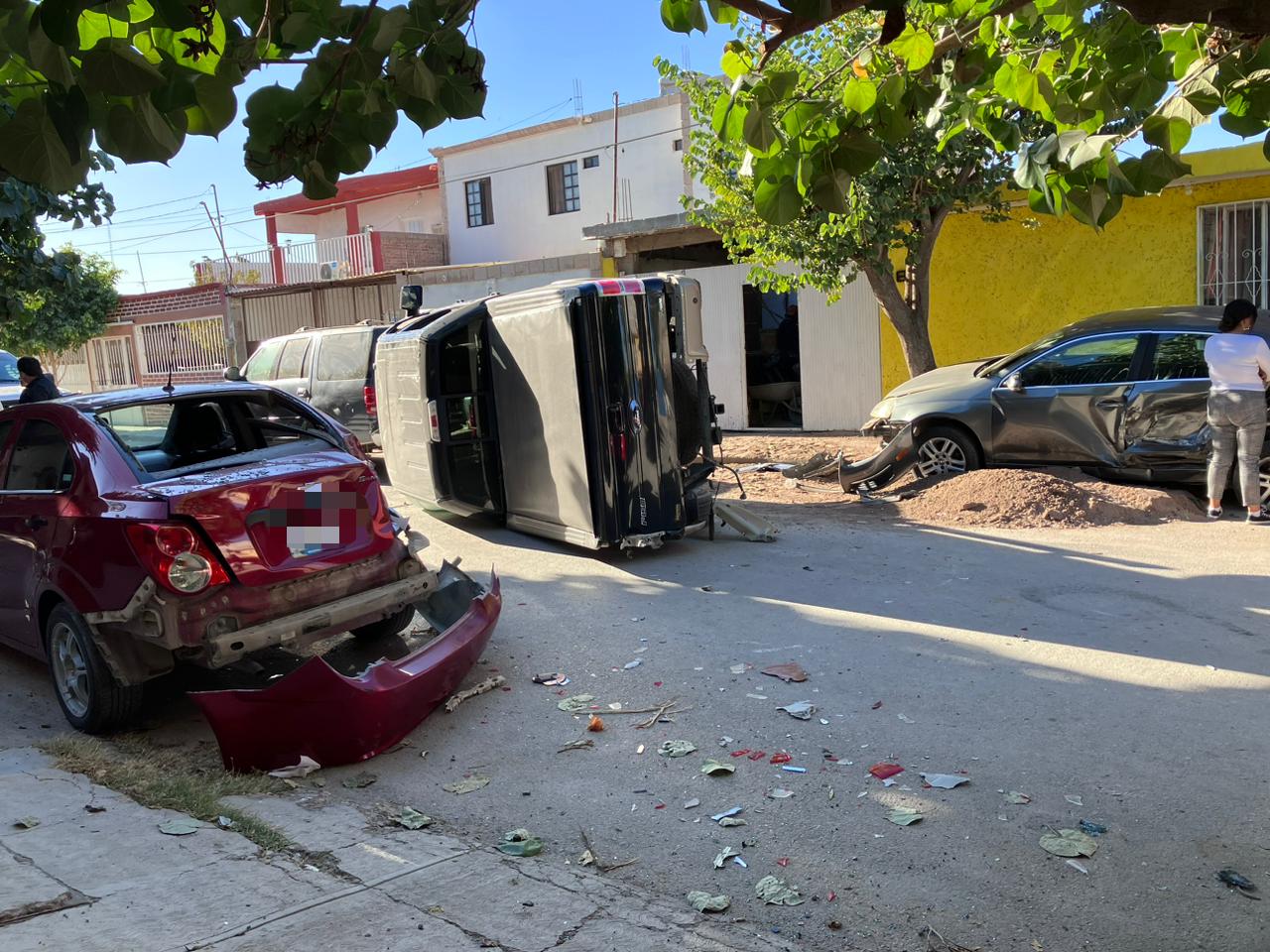 Cinco vehículos protagonizan accidente vial en Lerdo