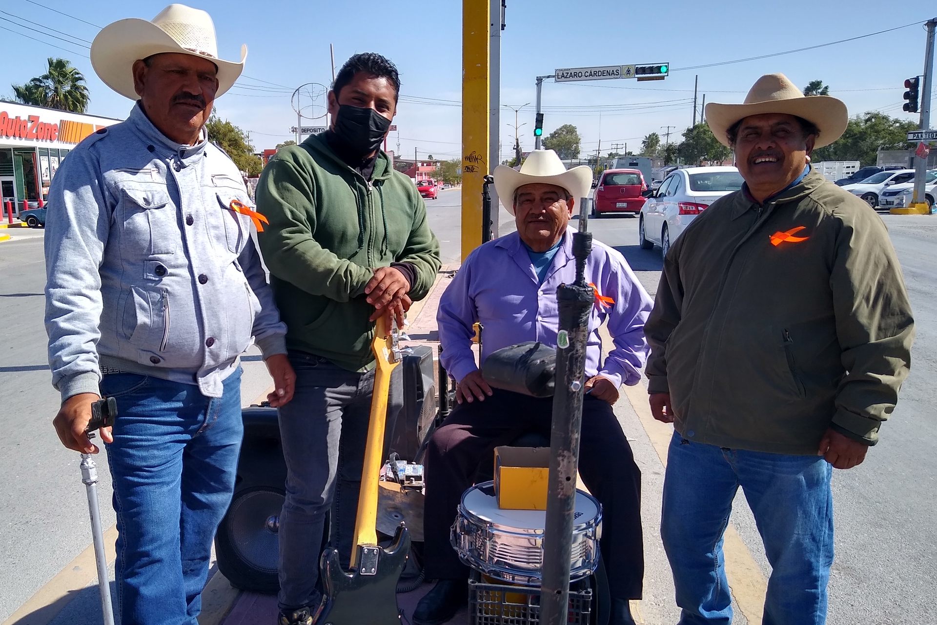 Músicos de avanzada edad se ven obligados a salir a trabajar a las calles de Matamoros ante la situación actual