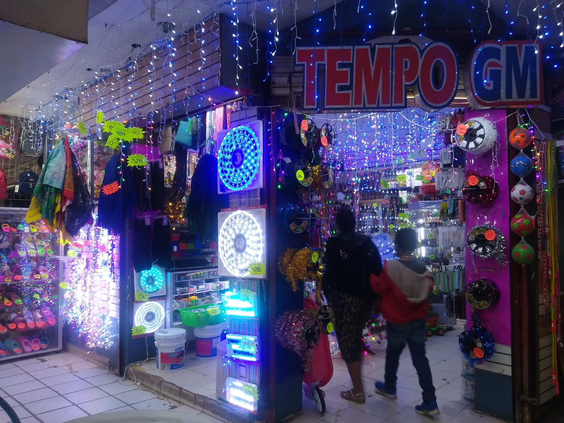 Comerciantes de Matamoros dicen que ventas por fiestas decembrinas 'van despacio'
