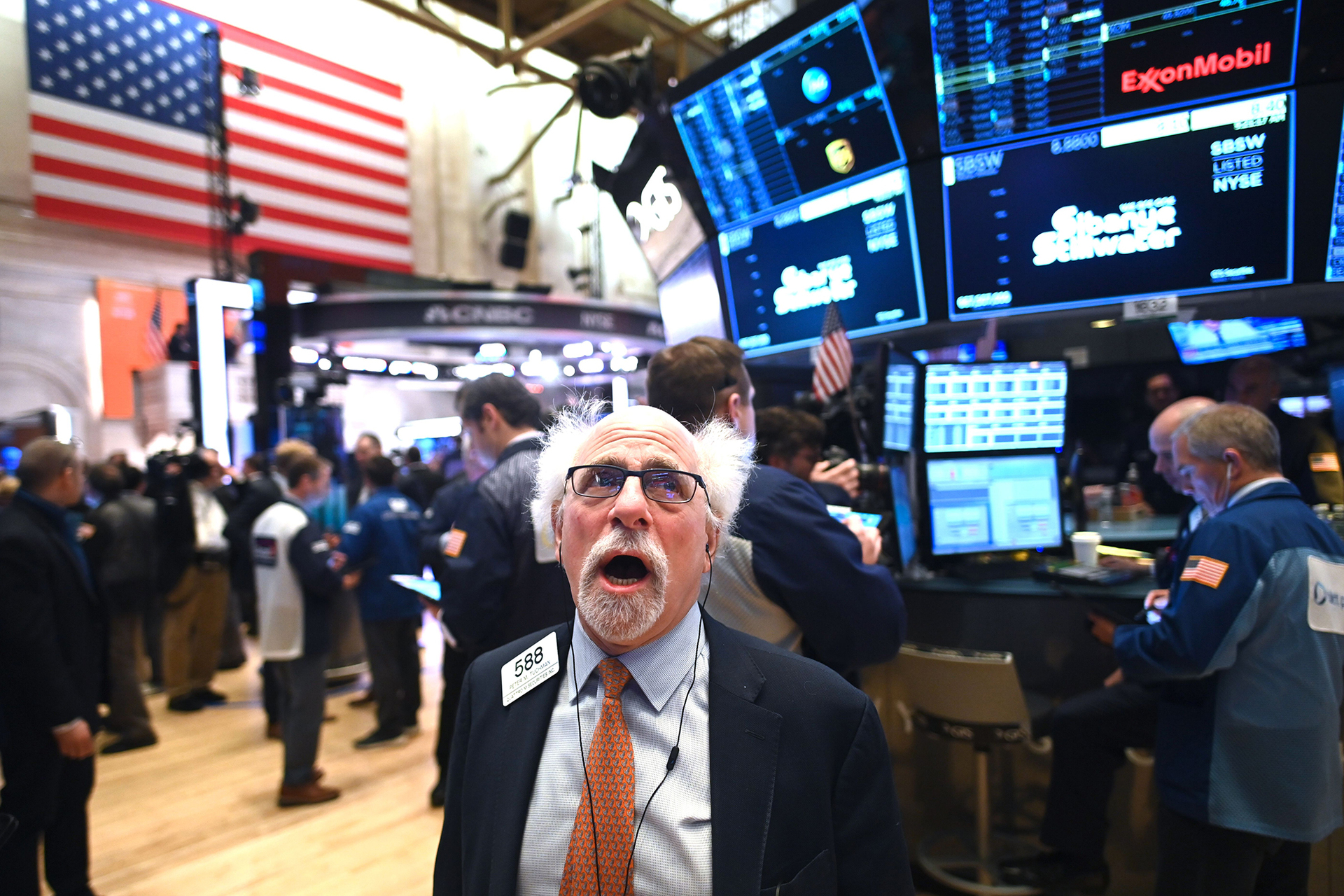 Wall Street inicia la semana en terreno negativo y el Dow Jones baja 0.39%