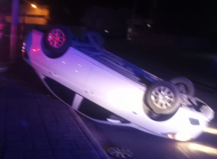 Conductora pierde el control de su auto y vuelca en Gómez Palacio