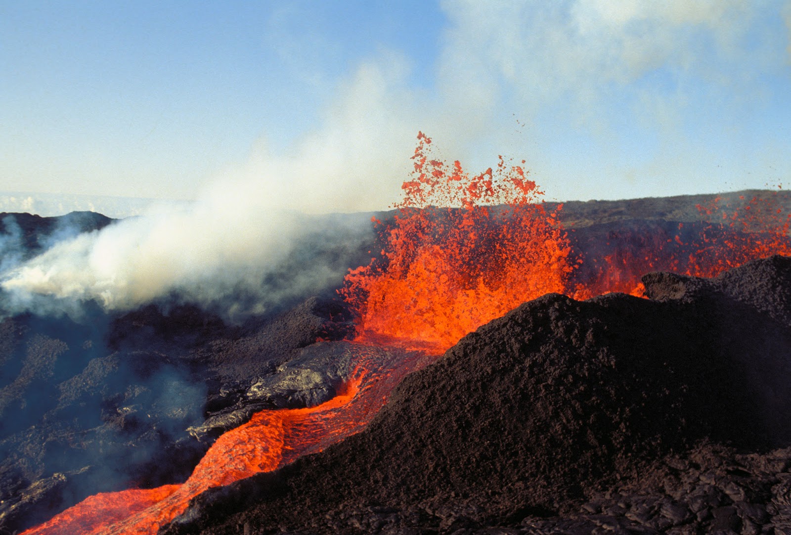 Volcán Mauna Loa en Hawái entra en erupción por primera vez desde hace 40 años