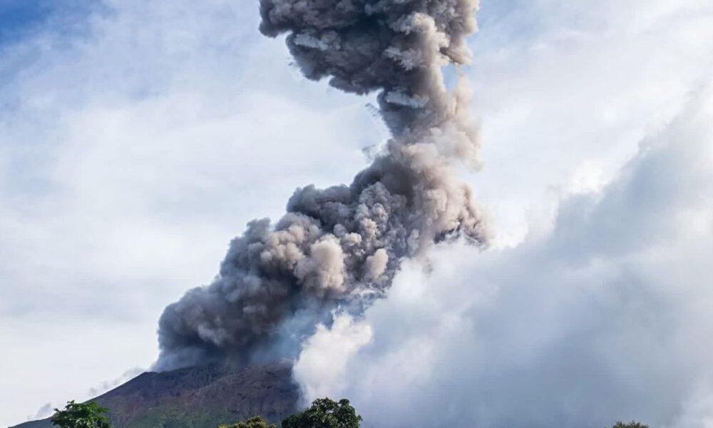 Volcán Chaparrastique en El Salvador entra en erupción y enciende alertas