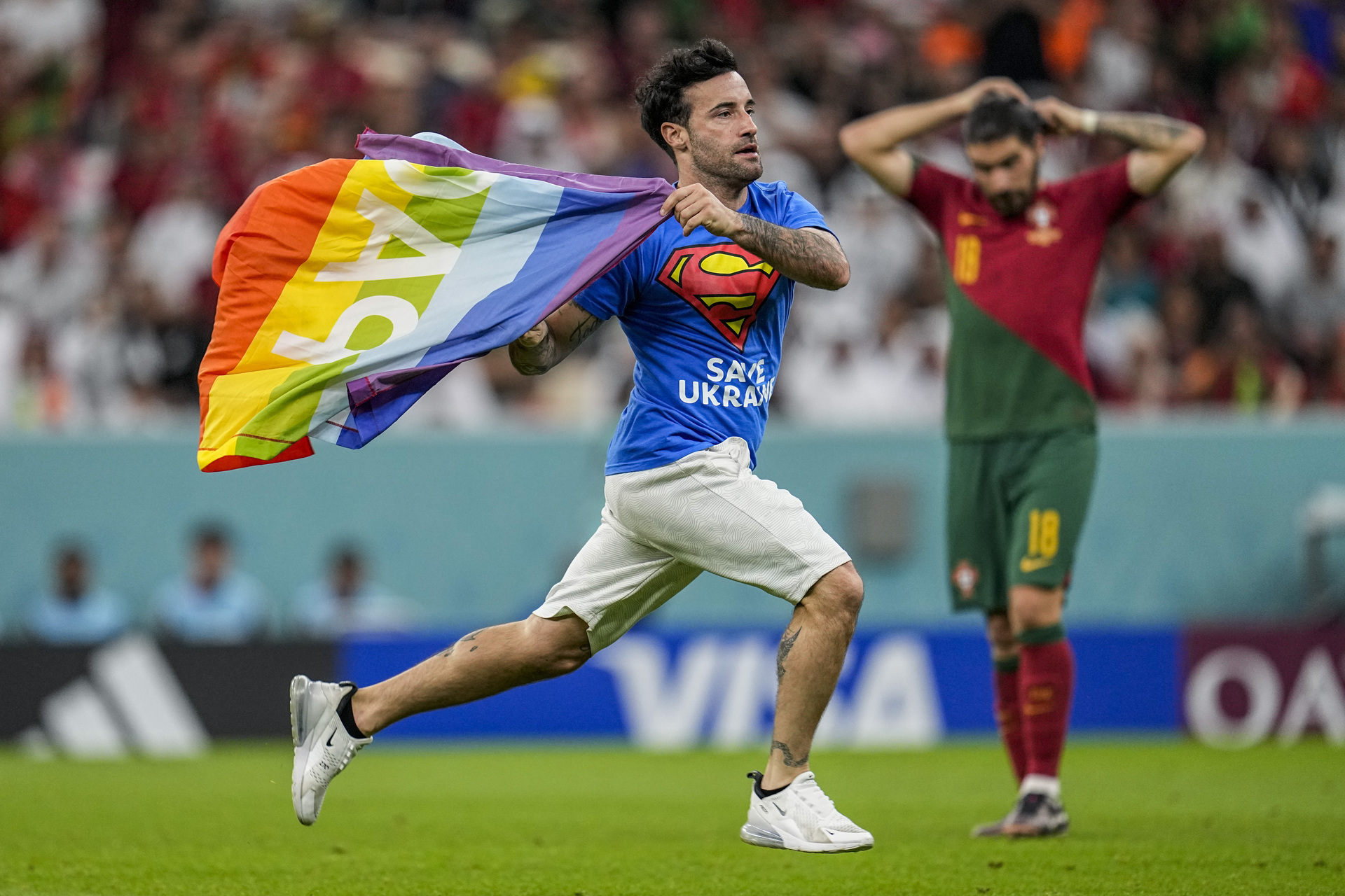 Aficionado ingresa a la cancha en partido de Portugal vs. Uruguay con bandera de la comunidad LGBT