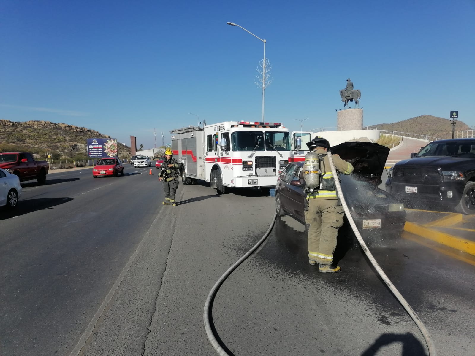 Se incendia auto en movimiento en Ramos Arizpe
