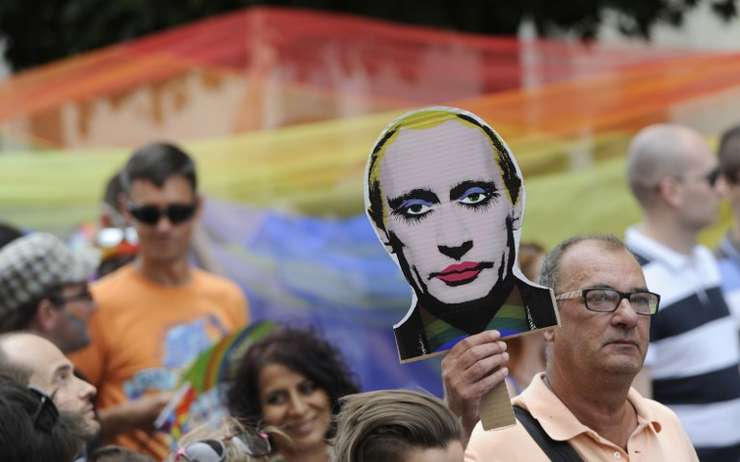 Vladimir Putin firma ley que prohíbe la propaganda LGBT en Rusia