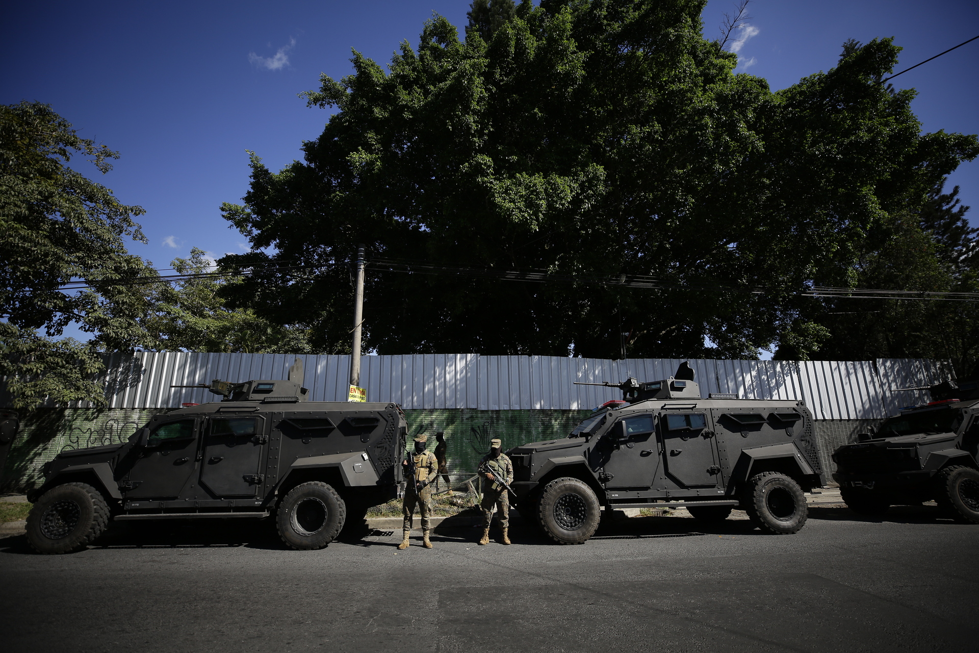 Salvadoreños viven nueva normalidad en ciudad cercada por militares y policías