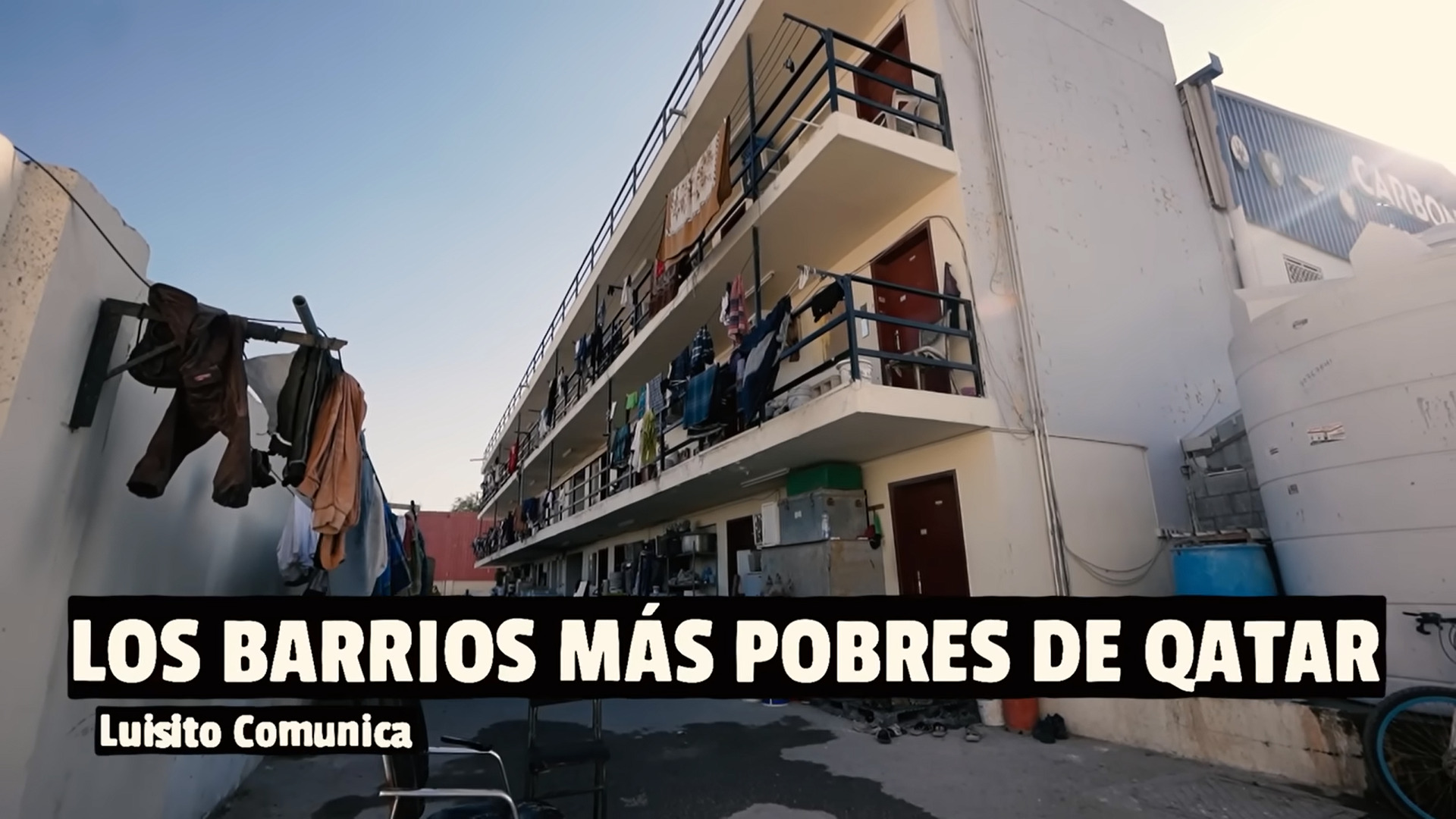 Luisito Comunica visita uno de los barrios más pobres de Qatar