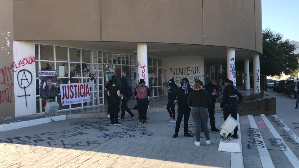 Madre de familia toman Palacio de Justicia; decenas de policías acuden al lugar