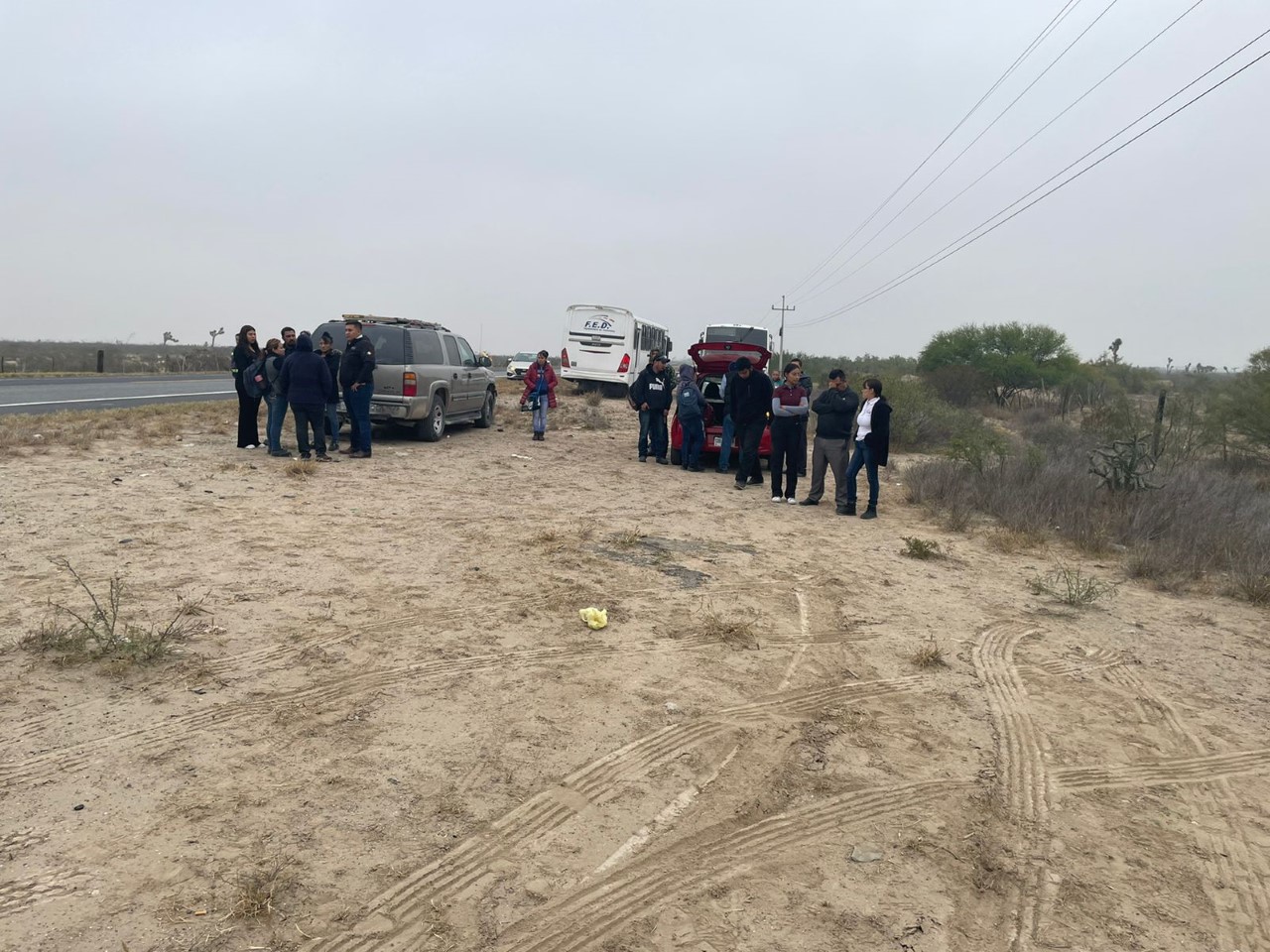 Se le sale una llanta a camión de transporte de personal en Ramos Arizpe
