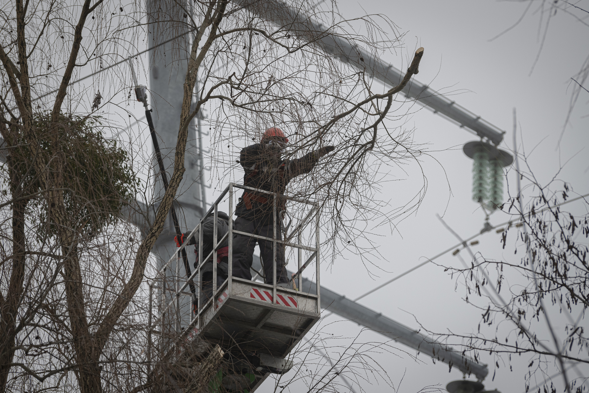 Trabajadores eléctricos en Ucrania se adaptan a la guerra