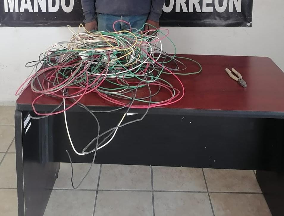Sorprenden a hombre al intentar robar 7 metros de cable eléctrico en Torreón