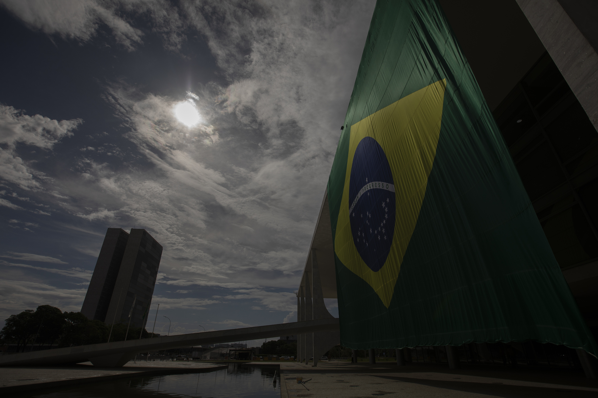 Brasil eleva salario mínimo hasta 244 dólares