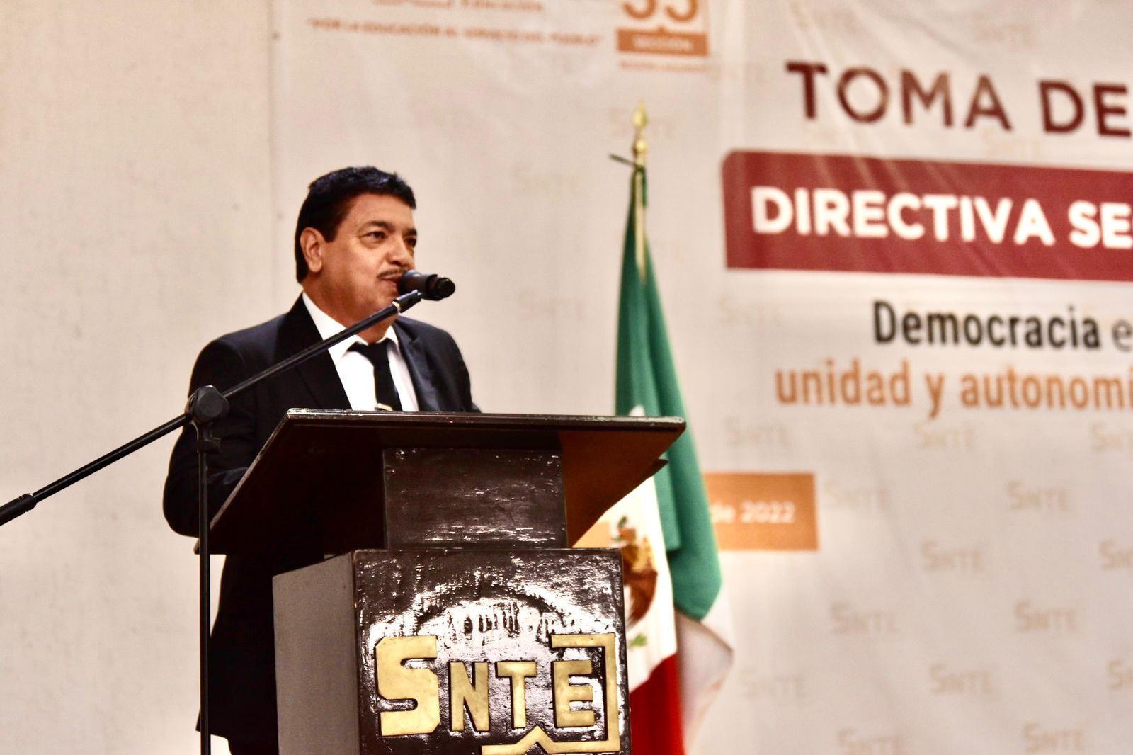 Arturo Díaz toma protesta como nuevo dirigente de la Sección 35 del SNTE