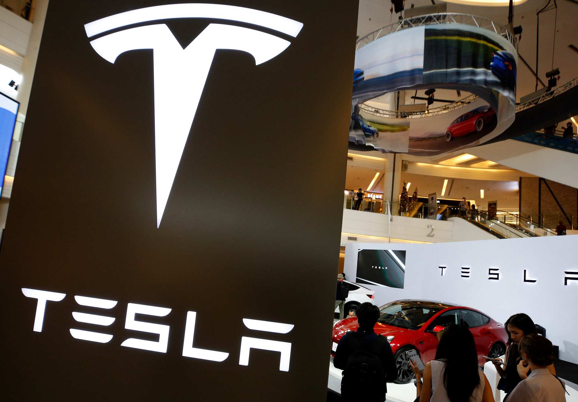 Tesla se desploma en Wall Street en medio de críticas por la fijación de Musk con Twitter