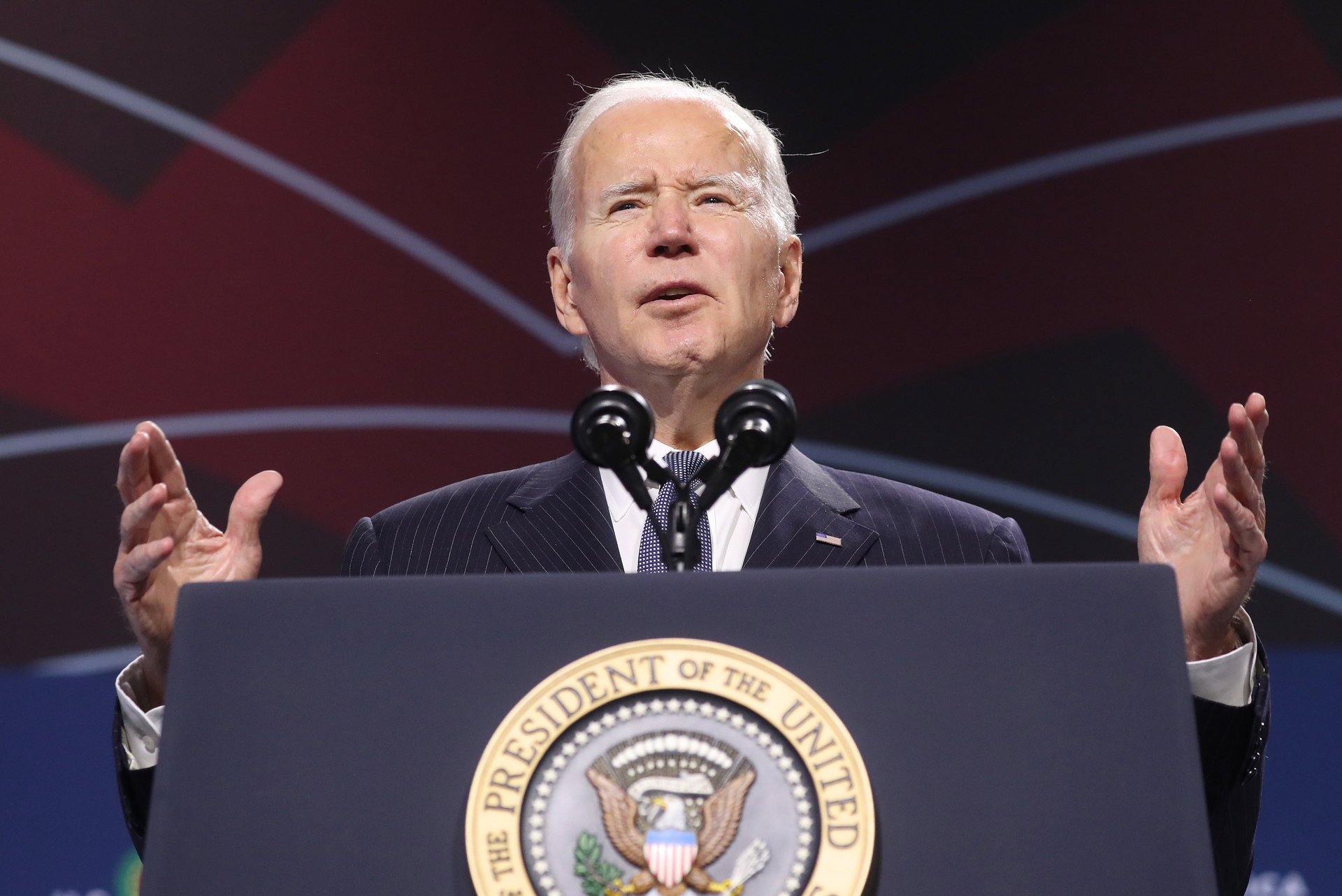 Joe Biden pide prohibir armas de asalto en aniversario de masacre en primaria Sandy Hook