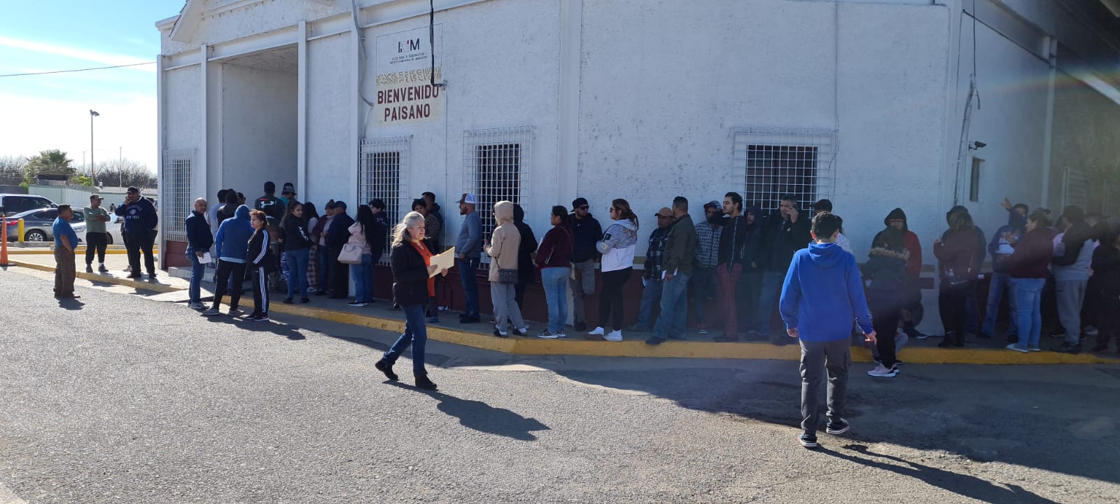 Gran afluencia de paisanos en ex garita de Allende, tramitan permisos de internamiento