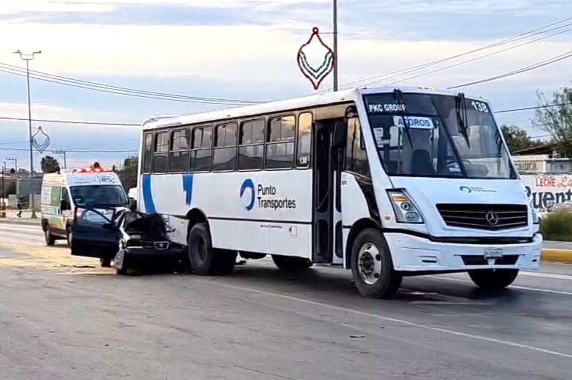 Fallece conductor de automóvil al impactarse contra camión de transporte en Piedras Negras