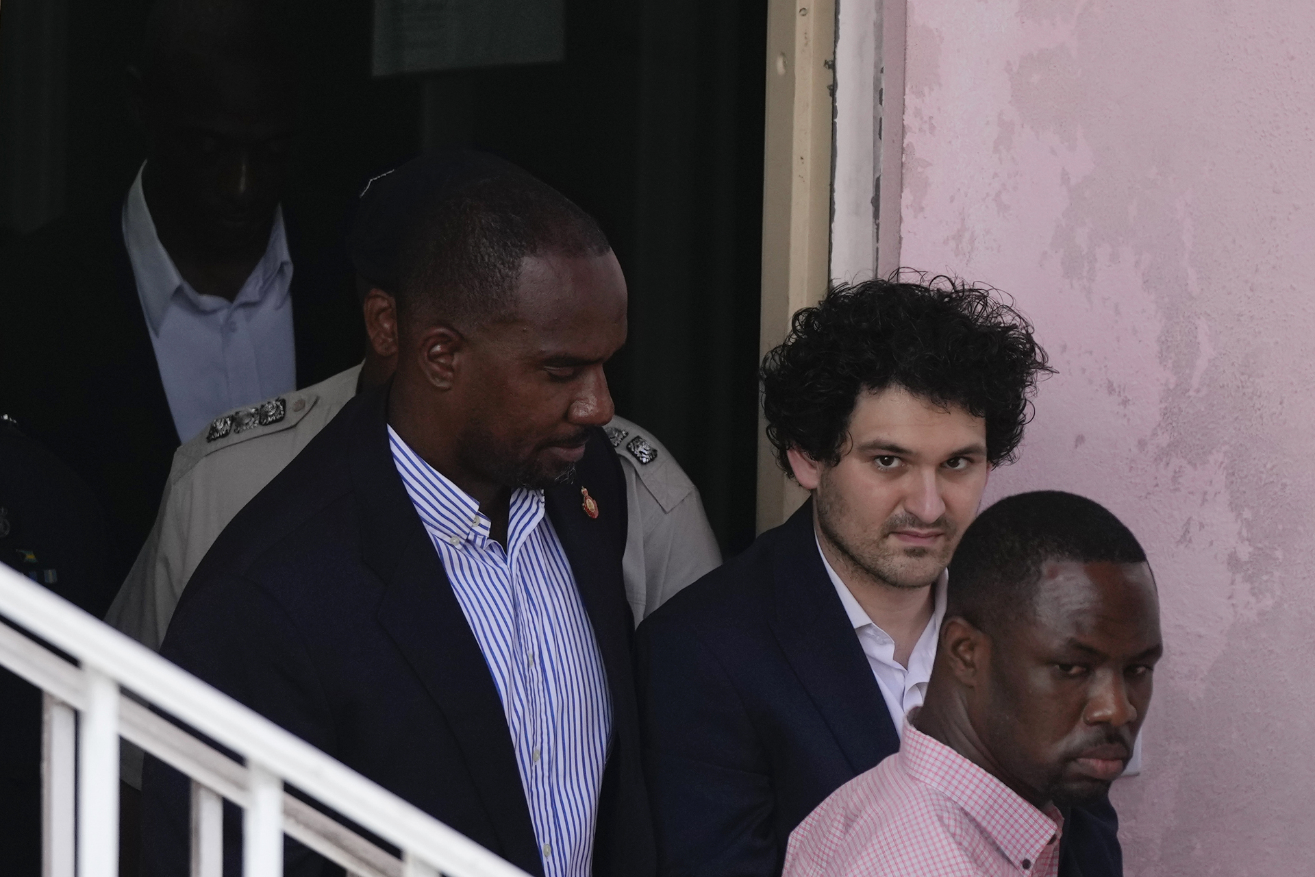 Sam Bankman-Fried comparece ante el Tribunal de Bahamas en una confusa visita