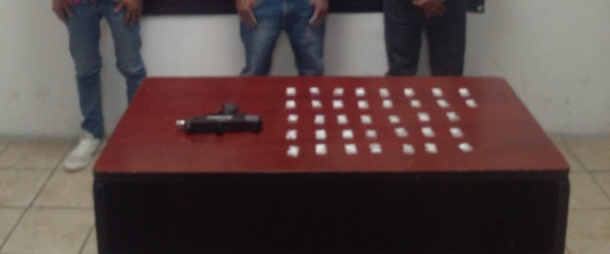 Detienen a tres hombres en Torreón con droga y arma de juguete