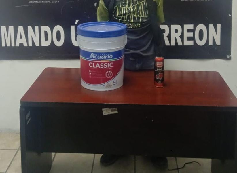 Hombre es detenido por robar bote de pintura y aerosol en Torreón