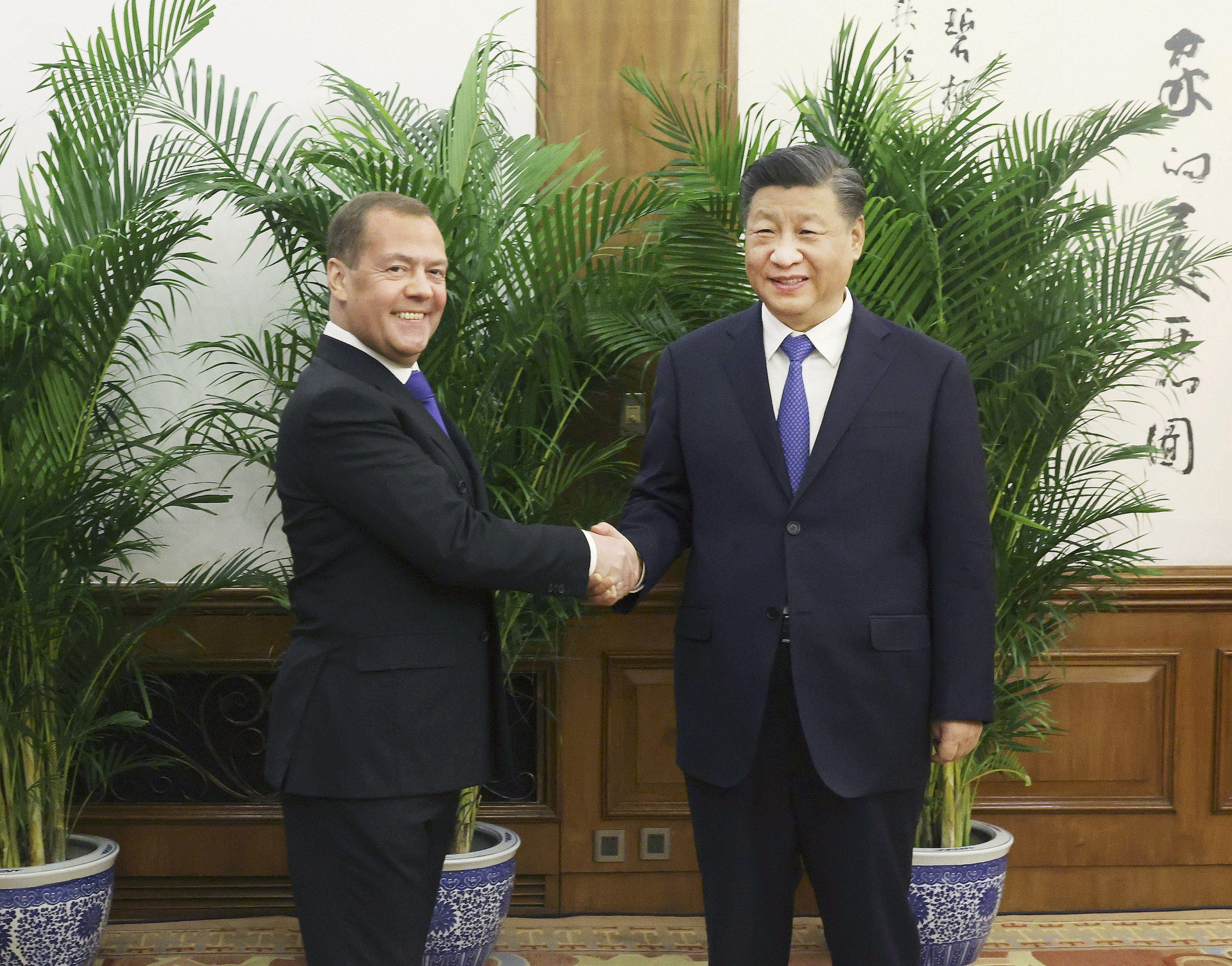 Xi Jinping pide moderación en Ucrania en reunión con expresidente ruso
