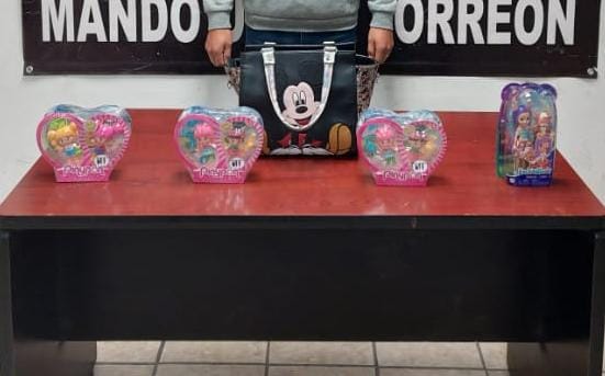 Hombre intenta robar muñecas en tienda de Torreón; fue sorprendido y detenido