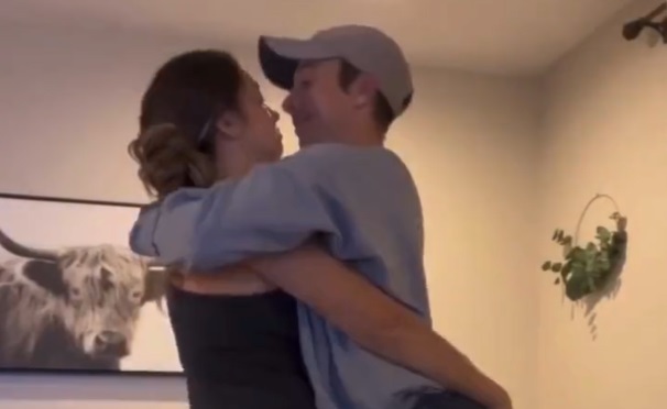Abrazo de una pareja se vuelve viral por lo 'imposible' que resultaba