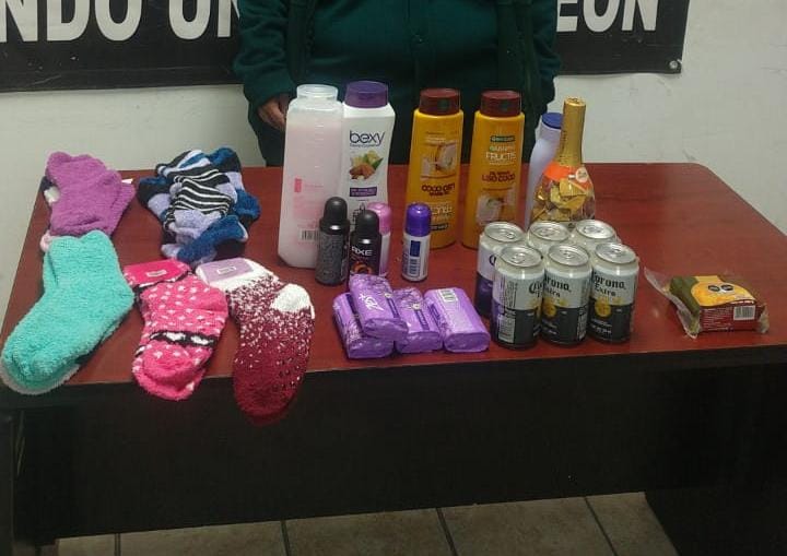 Mujer intenta robar cerveza, ropa y artículos de aseo personal en Torreón; fue detenida